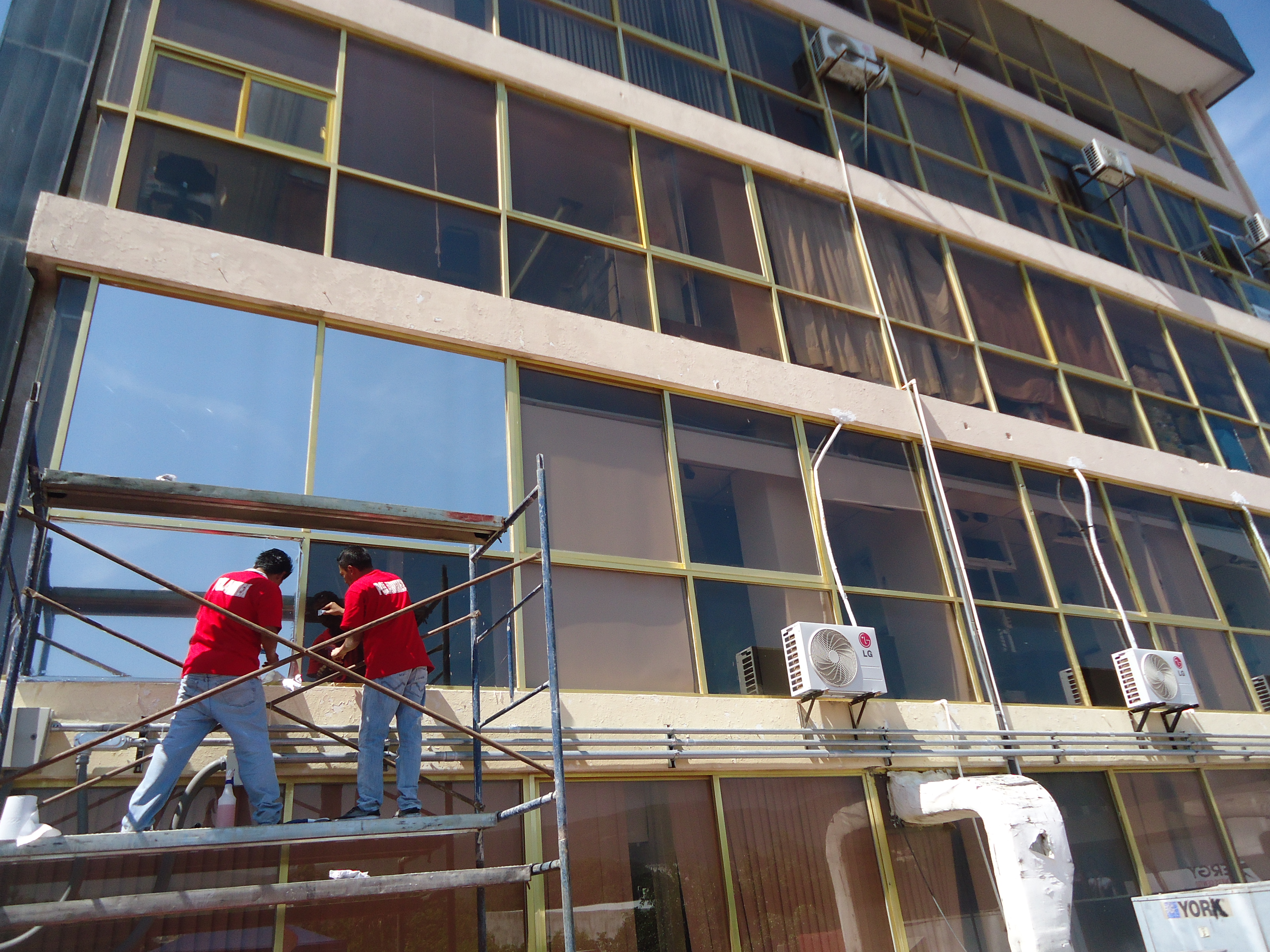 Edificio comercial moderno con película de control solar instalada por Polarimex